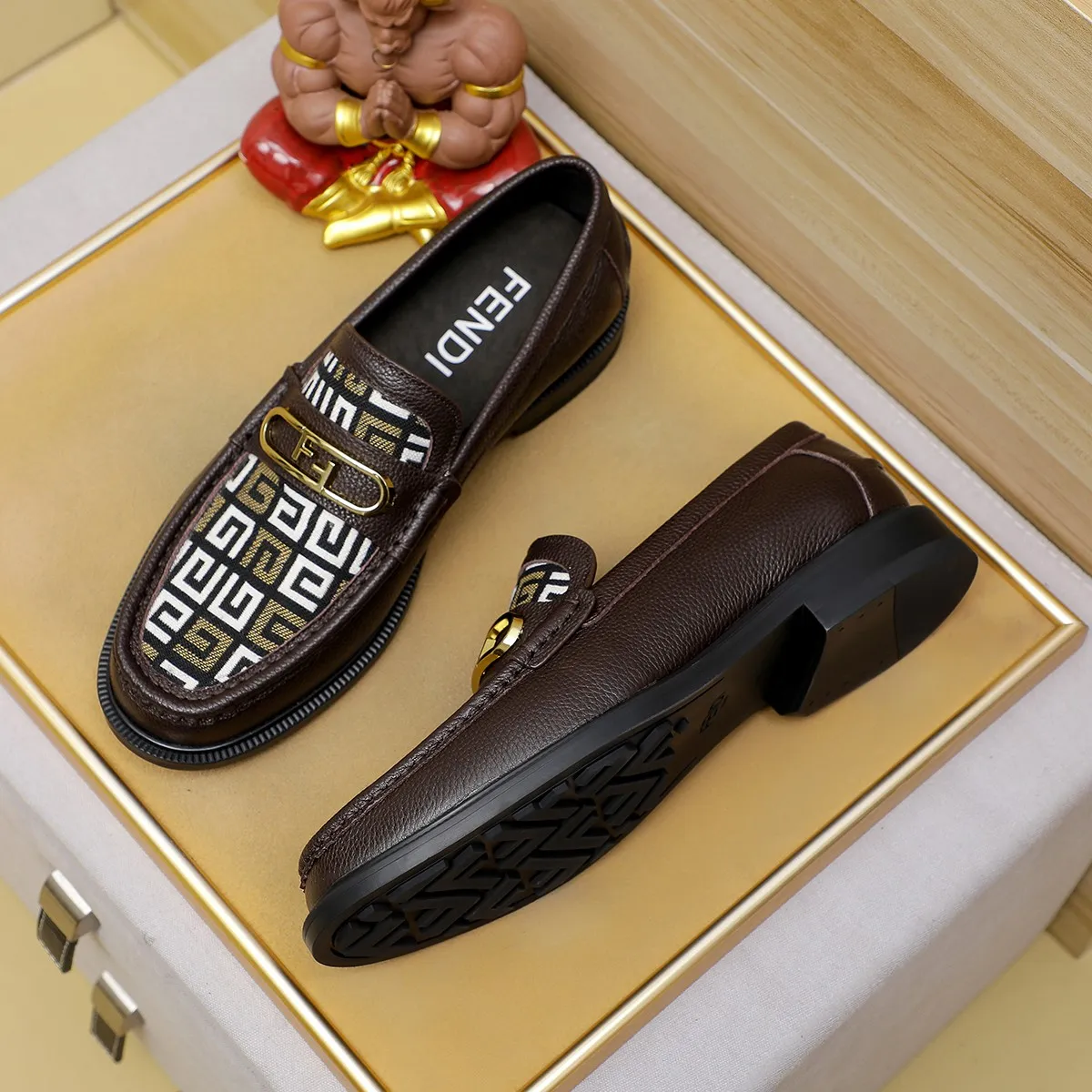 Men's shoes💰460 🕷🕷【FENDI】The latest men's formal leather shoes🇨🇳Classic series not to be missed💯The first layer is made of imported first-layer cowhide☘Original quality, the leather is smooth and delicate🎋The version is awesome, the perfect streamlined outline🍇🐮Leather lining, color, size 38-45...